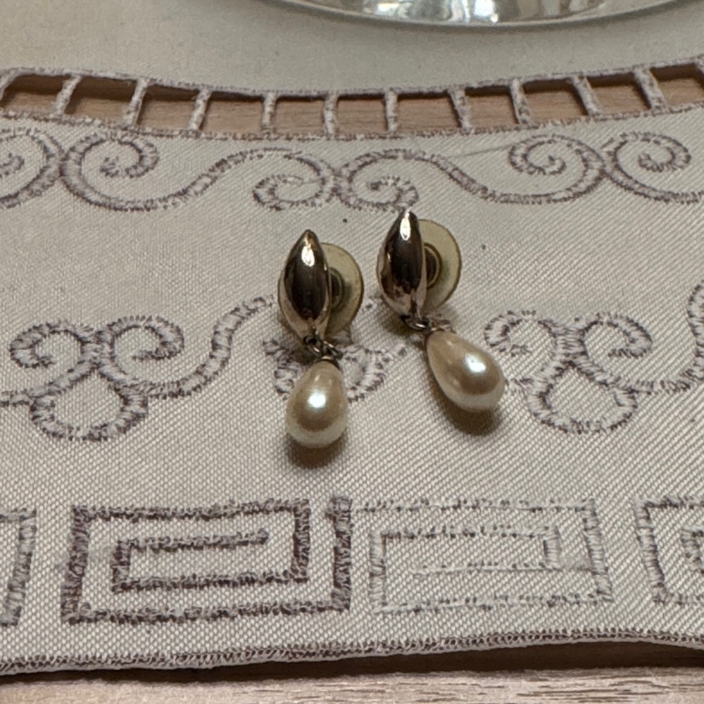 Elegant Gold and Pearl Drop Earrings
